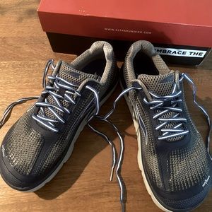 Men’s size 9.5 Altra Toruń 3 running shoes
